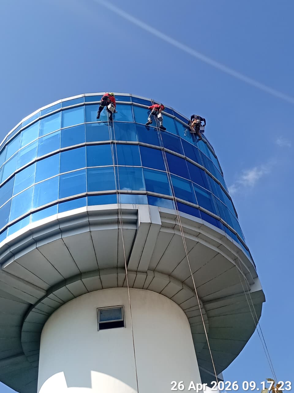 Pembersihan Kaca Gedung